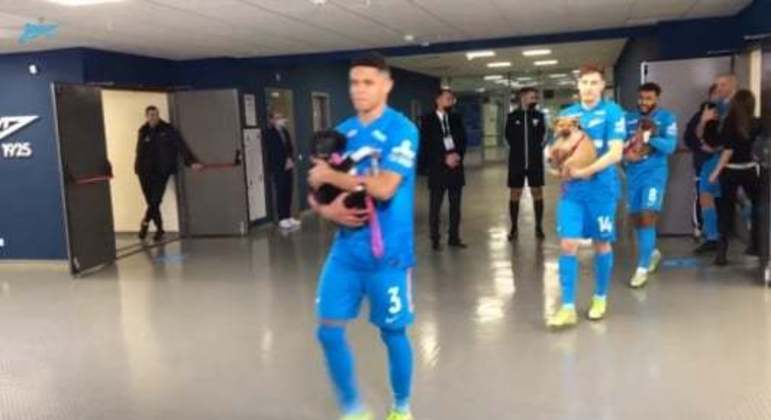 Jogadores do Zenit entraram com cachorros no colo