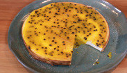 Saiba preparar cheesecake com calda de maracujá sem usar açúcar (Reprodução)