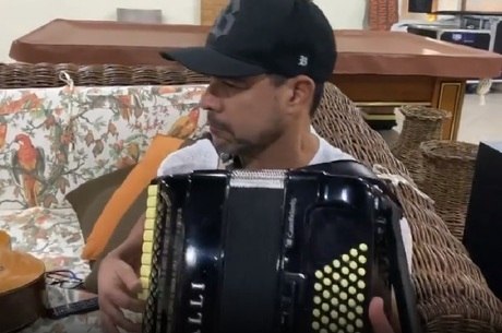 Zezé Di Camargo nega que tenha contraído coronavírus