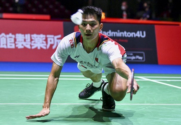 Zhao Junpeng devolve um chute contra Kidambi Srikanth, da Índia, durante a partida de simples masculina no terceiro dia do Campeonato Mundial de Badminton em Tóquio, em 24 de agosto