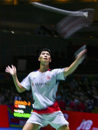 O chinês Zhao Junpeng rebateu o indiano Kidambi Srikanth durante a partida de simples masculina no terceiro dia do Campeonato Mundial de Badminton em Tóquio, em 24 de agosto