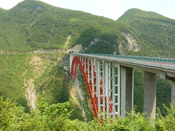 Zhijinghe - 294m - Ponte em arco na região das Três Gargantas, tem túneis que passam por dentro de montanhas. Inaugurada em 2009, em Hubei, na China, tem 430 metros de extensão.