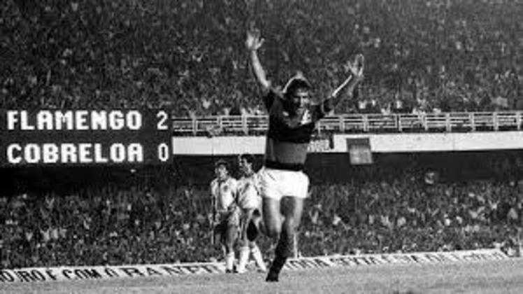 Zico: Após uma vitória para cada lado na final da Libertadores de 1981, Flamengo e Cobreloa decidiram a Copa em campo neutro. O palco foi o Estádio Centenário, em Montevidéu, e o camisa 10 da Gávea, Zico, o protagonista: dois gols e a América, pela primeira vez, era rubro-negra. O meia já havia marcado os dois gols do Flamengo no Maracanã (vitória por 2 a 1, no primeiro jogo). No Chile, o Cobreloa venceu por 1 a 0.