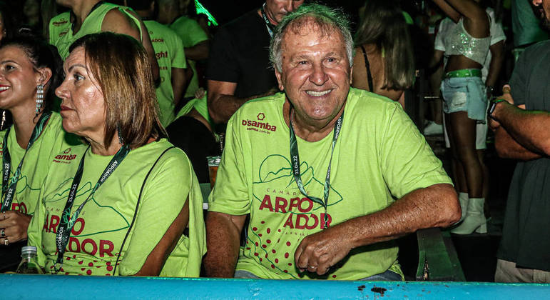 Zico acompanha o desfile das escolas de samba do Rio ao lado da mulher, Sandra