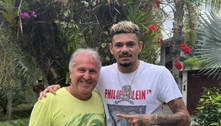 Tiquinho Soares recebe visita de Zico, ídolo do Flamengo