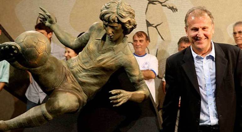 Zico - Localizada no estádio Maracanã