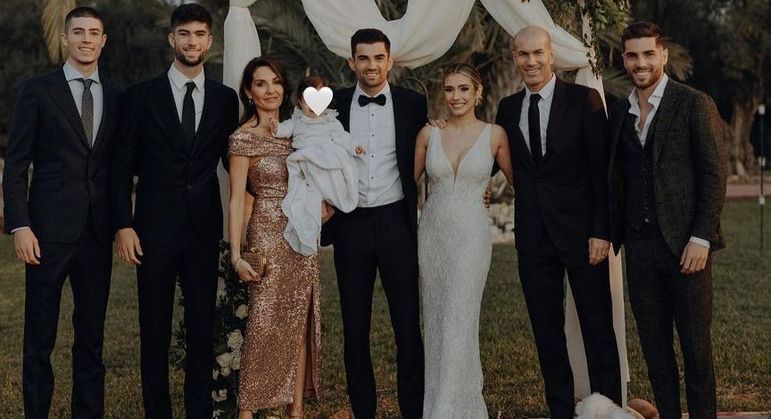 Elyaz é o caçula de Zidane, mas os outros três filhos do francês também são jogadores. O mais velho, Enzo (no meio), atua no Rodez Aveyron Football como meia. Luca (ao lado de Zidane) é goleiro do Sociedad Deportiva Eibar, enquanto Theo (o segundo da esquerda para a direita) é meia no Real Madrid