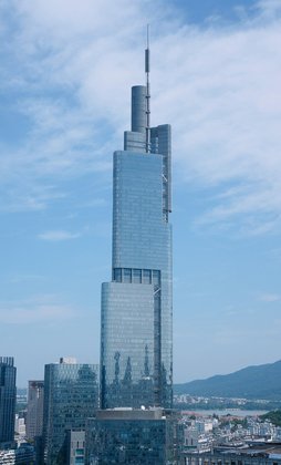 Zifeng Tower - 450 metros - China - Localizada em Nanjing, é uma das estruturas mais impressionantes da cidade. Inaugurada em 2010, a torre possui um design moderno e forma esguia que se destaca no horizonte de Nanjing, sendo uma das principais atrações turísticas da cidade.