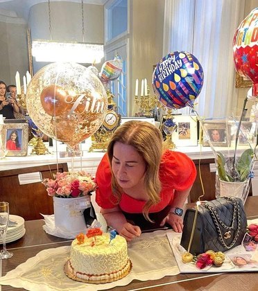 O aniversário de 64 anos foi em grande estilo. Zilu ganhou uma festa-surpresa dos amigos, além de um bolo em formato da bolsa de luxo da grife Channel. 