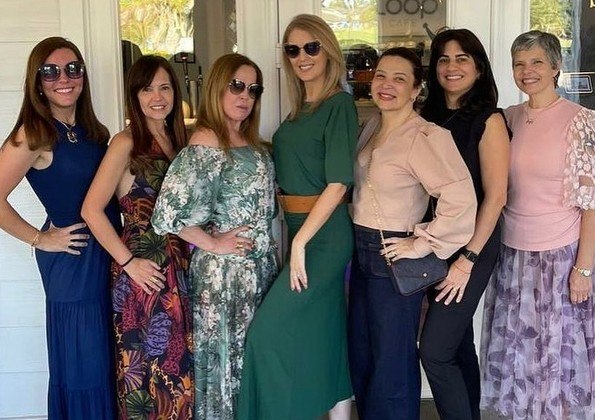 Ela também adora sair com as amigas. Rose Miriam Di Matteo, viúva de Gugu Liberato, sempre sai nos cliques que Zilu posta no Instagram. A dupla e outras amigas se reuniram no começo de novembro de 2022 para um chá da tarde em Orlando, na Flórida, Estados Unidos, onde moram. O grupo posou cheio de charme para as fotos. 