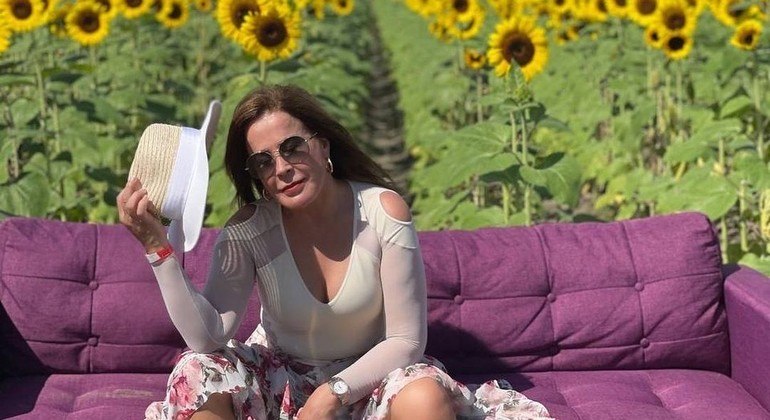 Toda estilosa, Zilu fez pose com plantação de girassóis ao fundo