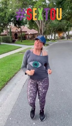 Em maio deste ano, ela resolveu 'sextar' fazendo caminhada. E compartilhou um vídeo toda serelepe, com look de ginástica, enquanto se exercitava. 'Acorda, menina! Hoje é sexta-feira!!', escreveu na legenda da publicação
