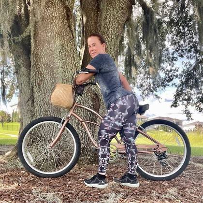 Andar de bicicleta também está entre os exercícios aeróbicos da ex-mulher de Zezé Di Camargo