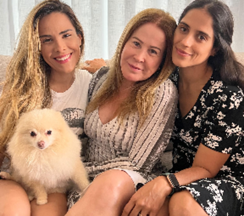 A empresária publicou diversos cliques ao lado das filhas nas redes sociais, enquanto elas estavam nos Estados Unidos.&nbsp;Vale lembrar que Camilla Camargo, irmã de Wanessa, também foi&nbsp;reencontrar Zilu. A atriz levou a filha, Julia, de 1 ano e 5 meses, para conhecer a avó, além do outro filho e marido