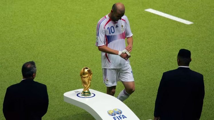Zinedine Zidane - Copa de 2006 (Alemanha): para o meia, aquele mundial seria não só a sua despedida das Copas, como também o fim de sua carreira. Entretanto, o desfecho dessa história não foi feliz: após conduzir a França à final do Mundial, Zidane se envolveu em discussão com o zagueiro italiano Materazzi, ao qual atingiu uma cabeçada no peito. Expulso da partida, Zidane viu a Itália se sagrar campeã mais uma vez.