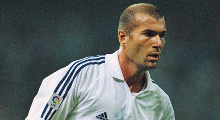 Zinedine Zidane - Da Juventus para o Real Madrid (2002) - Valor: €77,5 milhões - Grande nome do título francês da Copa do Mundo de 1998, Zidane chegou ao Real Madrid para compor o meio campo do time de estrelas dos Merengues e formar um dos melhores times da história
