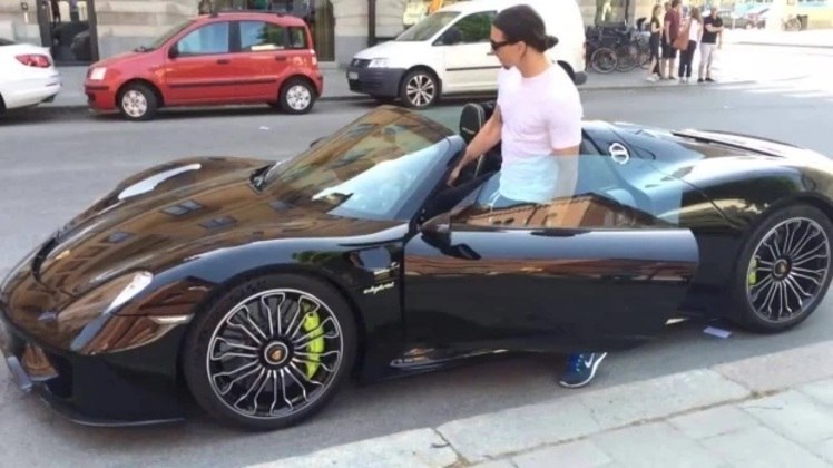 Mas a paixão por Ferraris não impede Ibrahimovic de adquirir possantes de outras marcas de luxo. Um dos queridinhos do sueco é o Porsche Spyder, adquirido em 2014 por 700 mil euros (R$ 4,4 milhões na cotação atual)