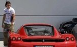 E o amor pelos carros da fabricante italiana tornou Ibra praticamente um colecionador de Ferraris. Um dos modelos mais exclusivos do atacante é a Ferrari Enzo, que teve somente 400 unidades fabricadas ao redor do mundo e valia na época 1 milhão de euros (R$ 6,2 milhões na cotação atual)