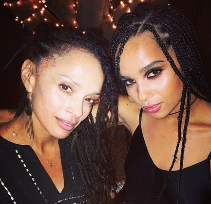 Zoë Kravitz, filha do cantor Lenny Kravitz e da atriz Lisa Bonet, também impressiona pela semelhança com sua mãe. Assim como os pais, ela seguiu carreira no mundo artístico: é atriz, modelo e cantora