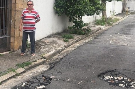 Antônio mostra as rachaduras na rua de sua casa