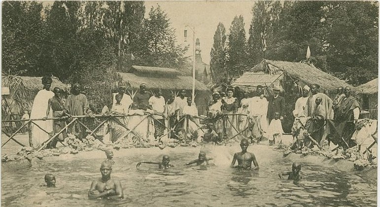 Imagem da Exposição Internacional de Amiens, na França, em 1906. Esta "instalação" se chamava Vila Senegalesa e mostrava pessoas mergulhando atrás de moedas jogadas pelos visitantes do evento