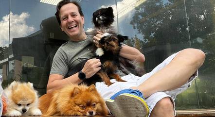 Zucatelli com seus cachorros