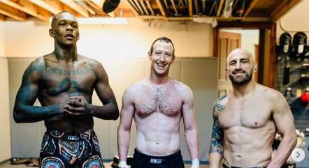 Zuckerberg (no centro) e os atletas Israel Adesanya (à esq.) e Alexander Volkanovski (à dir.)