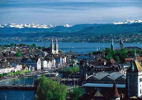 Zurique também é conhecida como uma cidade verde, com muitos parques e jardins, além de contar com um eficiente sistema de transporte público.